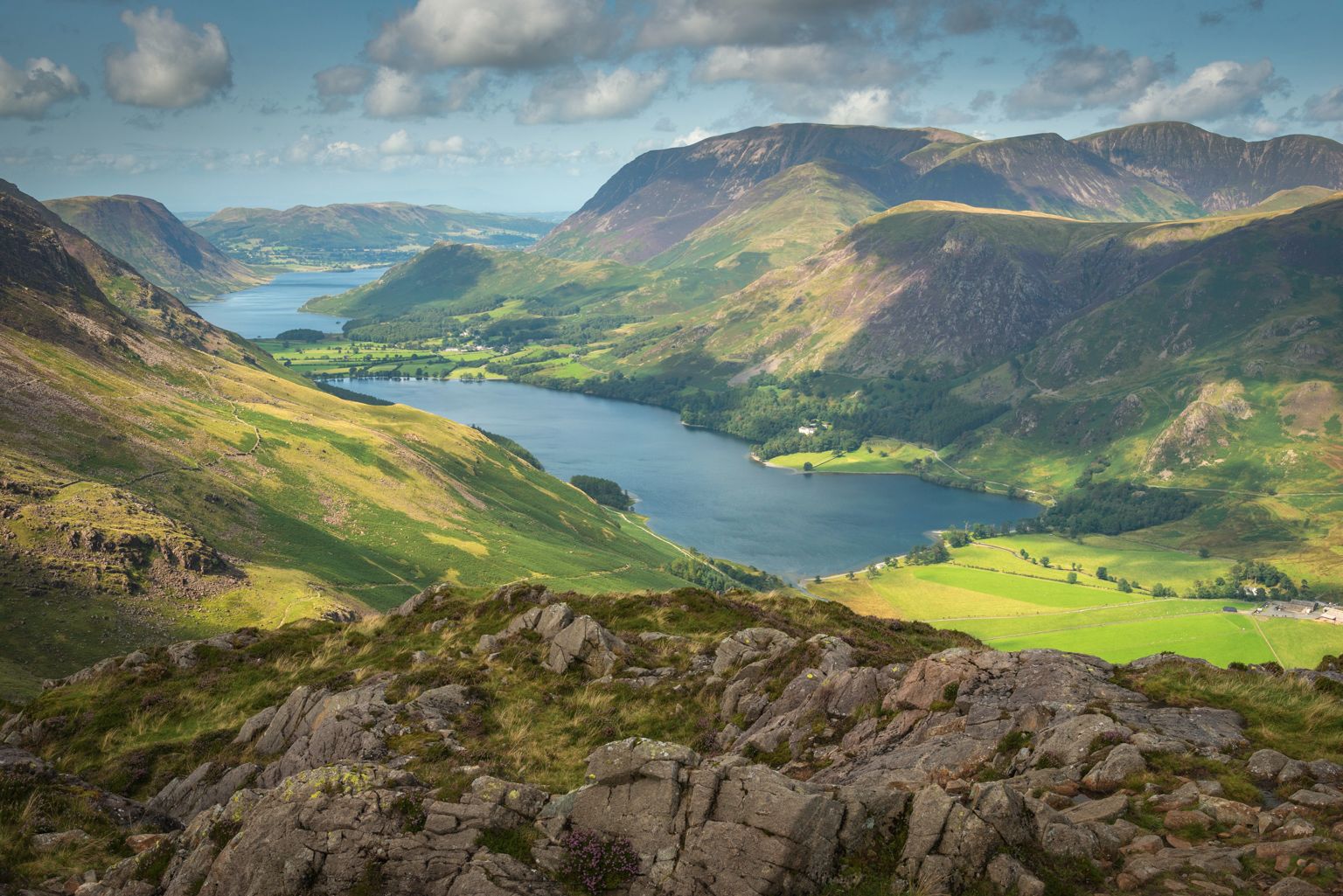 Buttermere en gravissant Hay Stacks, Lake District